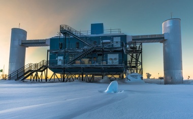 Ein rarer Bote kosmischer Beschleuniger