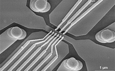 Elektronen auf den Punkt gebracht: Quantenpunkte in zweilagigem Graphen