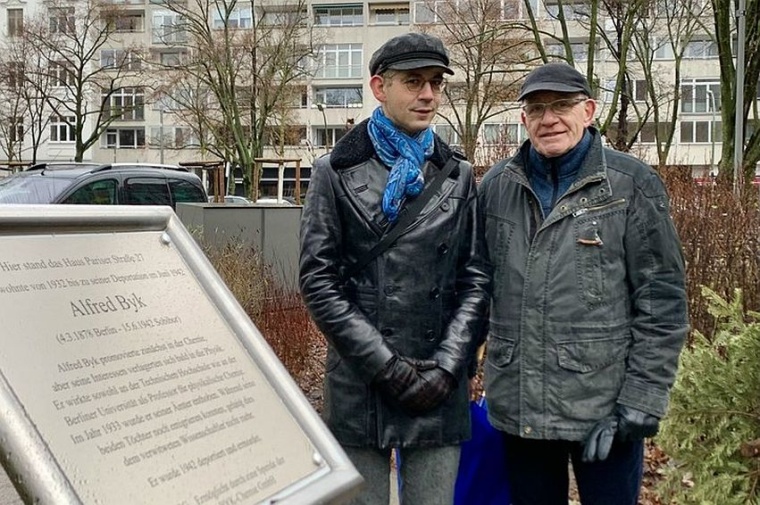 Photo: Gedenktafel für NS-Opfer Alfred Byk