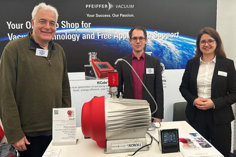 Abb.: Viola Schäfer, Marktmanagerin R&D bei Pfeiffer Vacuum (rechts)...