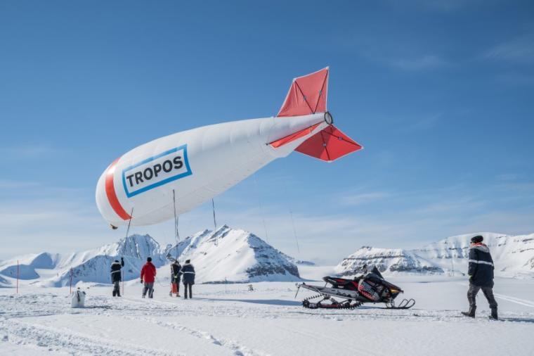 Abb.: Nach dem Landen wird der Fesselballon BELUGA vorsichtig zurück nach...