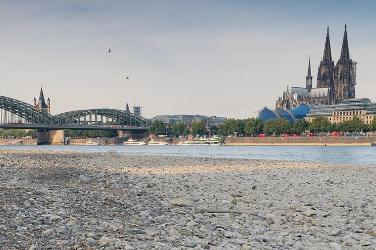 Abb.: Der Rhein vor dem Kölner Dom bei Niedrigwasser