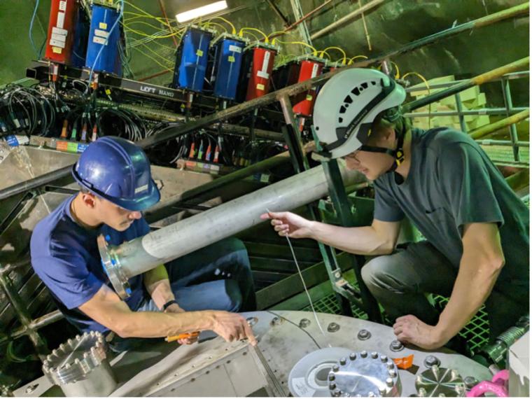 Abb.: Lorenzo Meier und Livio Calivers vom Laboratorium für Hochenergiephysik...