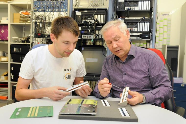 Abb.: Alexander Yakushev, Sprecher des Experiments (r.) und Dominik Dietzel,...