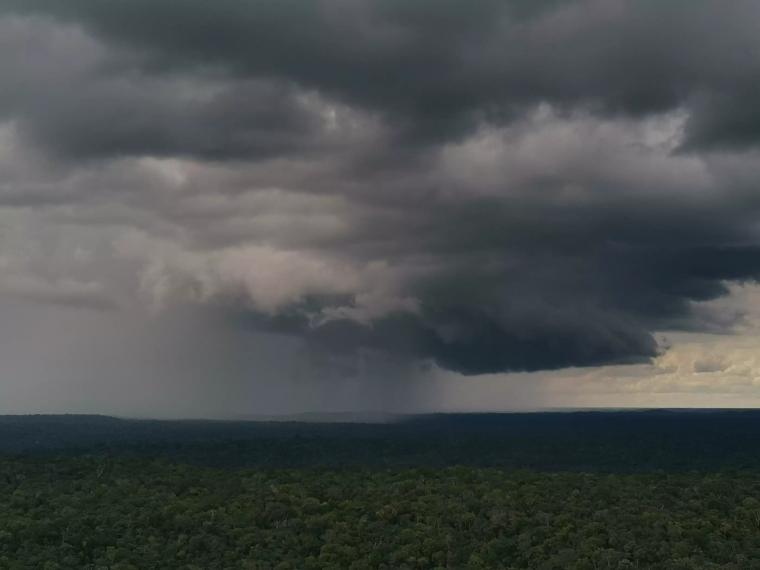 Abb.: Eine Regenfront nähert sich der Forschungsstation ATTO im...