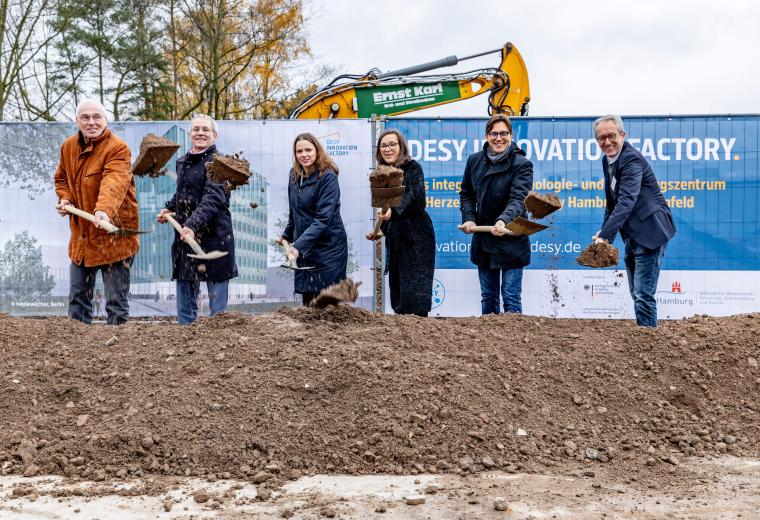 Abb.: Erster Spatenstich für die Desy Innovation Factory (v. l.) mit Helmut...