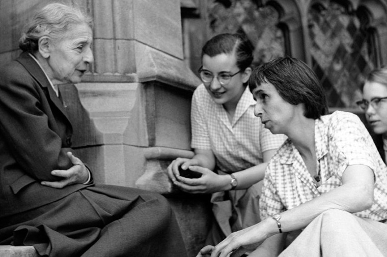 Lise Meitner im April 1959 mit Studentinnen auf den Stufen des Chemie-Gebäudes...