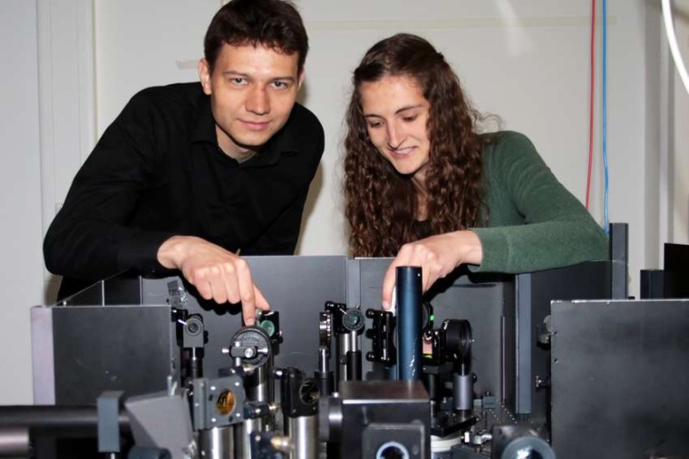 Abb.: Markus Stein und Leonie Marie Gomell bereiten das Experiment vor. (Bild:...