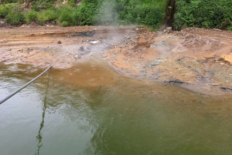 Abb.: Eine heiß dampfende Quelle am Linauseeufer in Indonesien. (Bild: M....