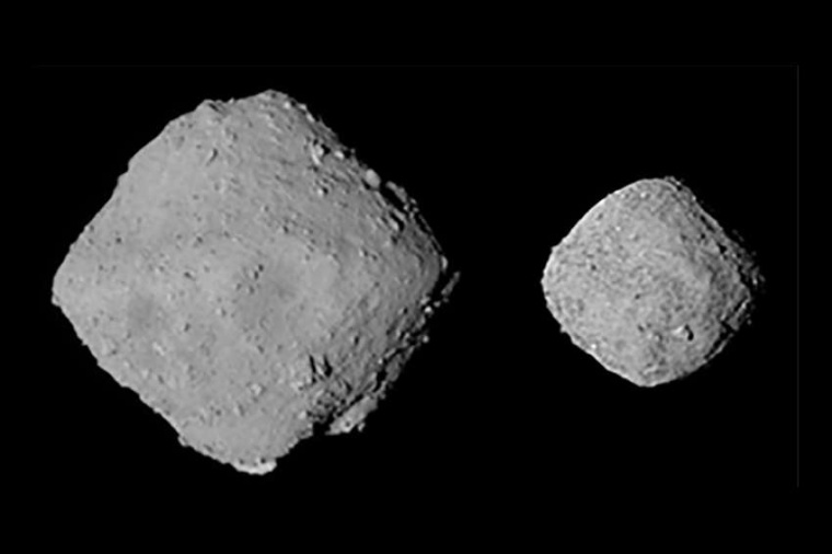 Abb.: Aufnahmen von Ryugu (links) und Bennu (rechts). Sie zeigen die...