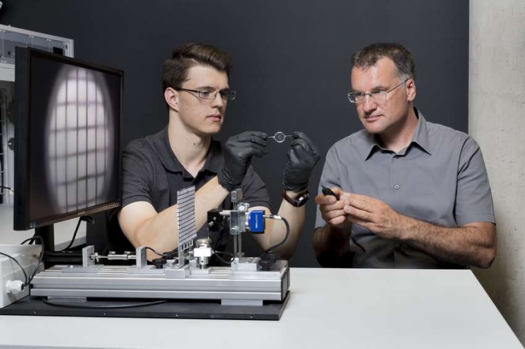 Abb.:  Nach dem 3D-Druck unter­suchen Andreas Heinrich (r.) und Sebastian...