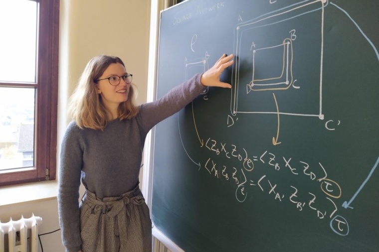 Abb.: Kiara Hansenne promoviert an der Universität Siegen in der theoretischen...