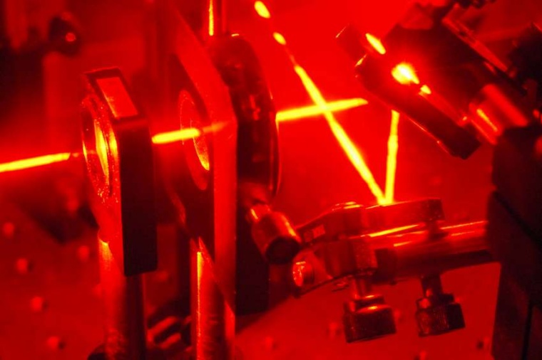 Abb.: Ein Teil des Ver­suchs­auf­baus: Jedes Photon des Lasers wird...