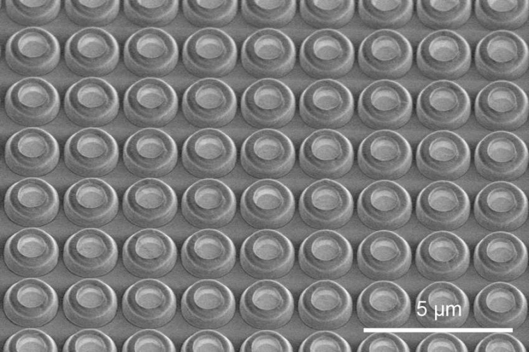 Abb.: Elektronen­mikro­sko­pische Auf­nahme eines Arrays von UV-Mikro-LEDs...