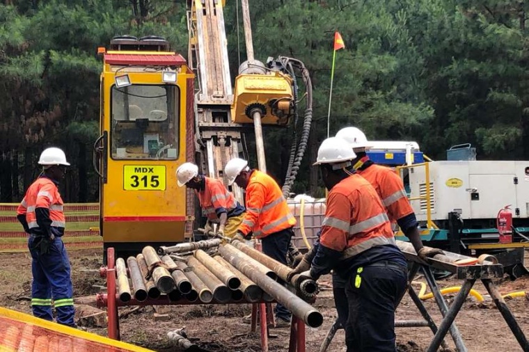 Abb.: Die Bohrcrew setzt ein Instru­ment am Ende des Bohr­ge­stänges ein,...