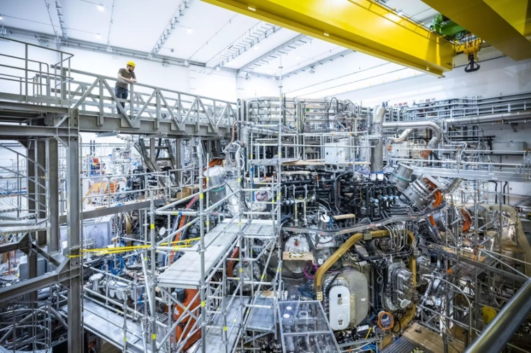 Abb.: Experimen­tier­halle mit Wendel­stein 7-X in Greifs­wald. (Bild: IPP,...