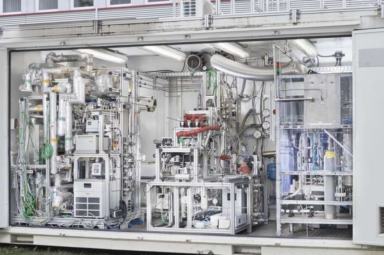 Abb.: Die Forschungs­anlage von Kero­green mit dem Plasma­reaktor am KIT....