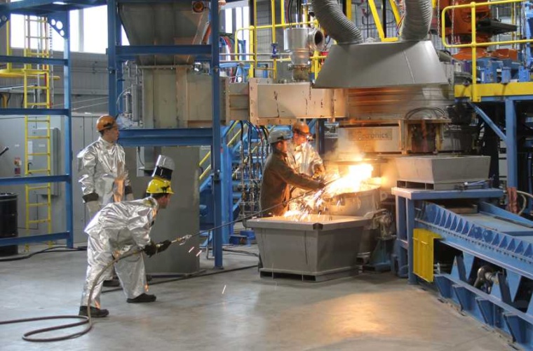 Abb: Plasma­ofen für metal­lur­gische For­schungs­akti­vi­tä­ten...