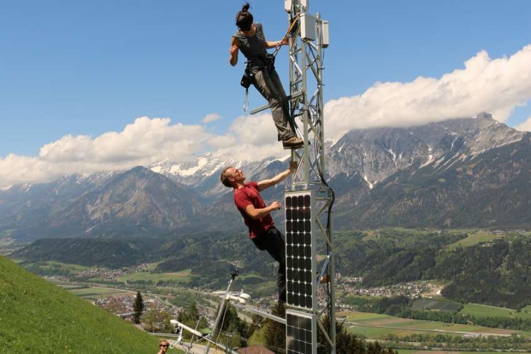 Abb.: Ivana Stiperski und Studenten beim Aufbau der Instru­mente an der...