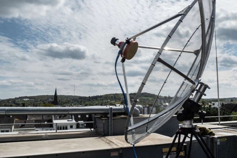 Abb.: Eine mobile Sende­antenne des Projekts MoonBounce für den Betrieb an...