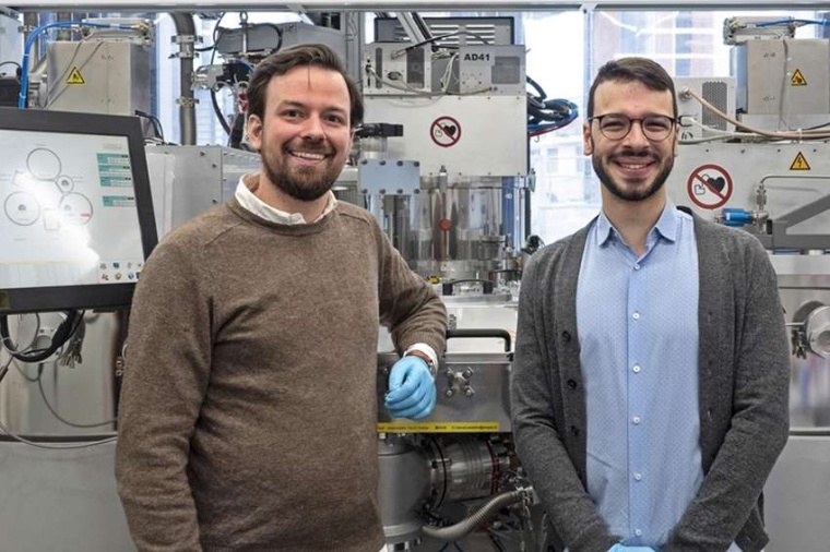 Abb.: Moritz Futscher und Abdessalem Aribia im Coating Competence Center der...